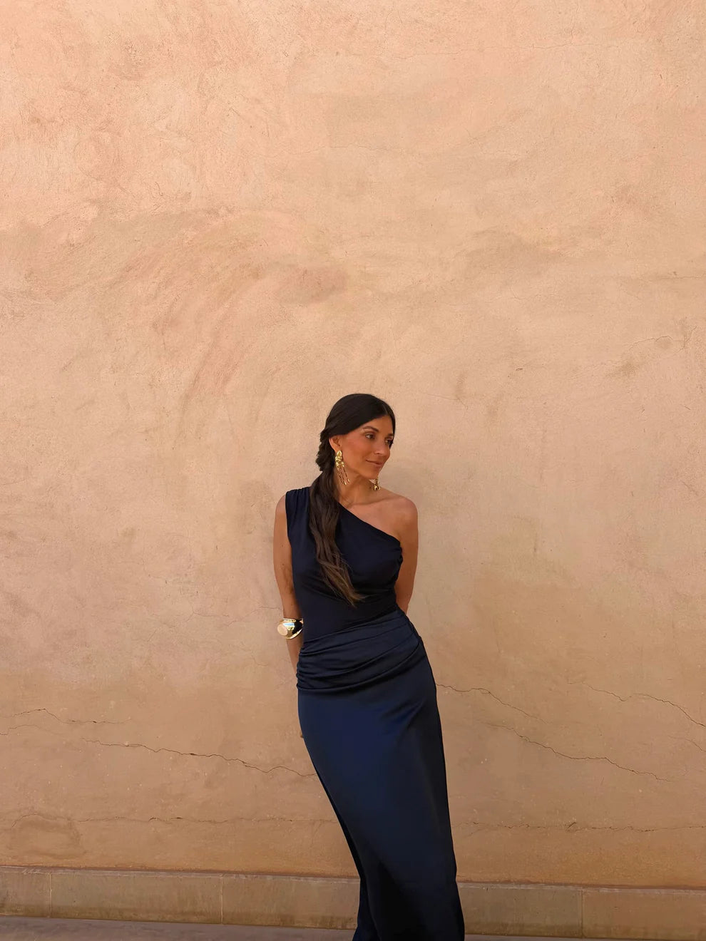 ALMIRA | Vestido Liso de Satén con Hombro Descubierto