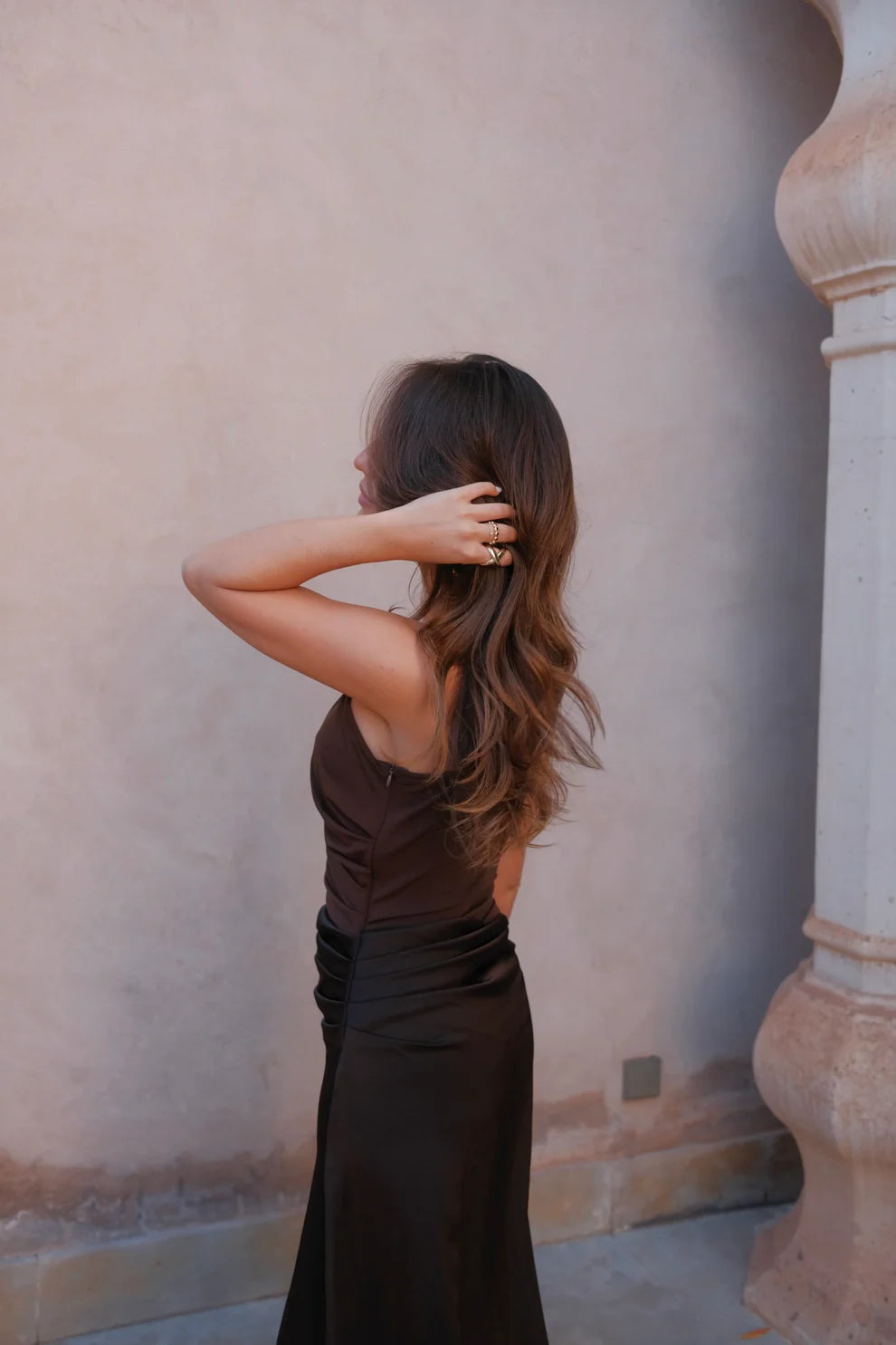 ALMIRA | Vestido Liso de Satén con Hombro Descubierto