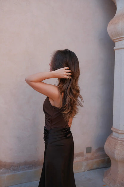 ALMIRA | Vestido Liso de Satén con Hombro Descubierto