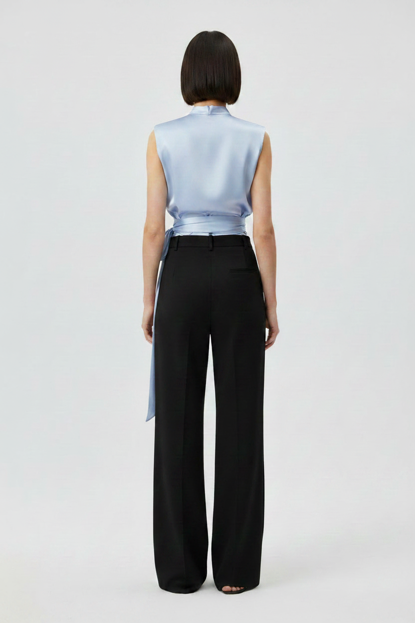 RENZA | Blusa con Textura Satinada y Lazo Largo Cruzado