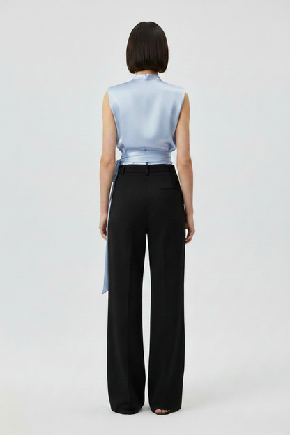 RENZA | Blusa con Textura Satinada y Lazo Largo Cruzado